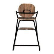Looking for an evolutive high chair with a modern design and a nice colour? Search no more and discover this lovely high chair designed by Charlie Crane.