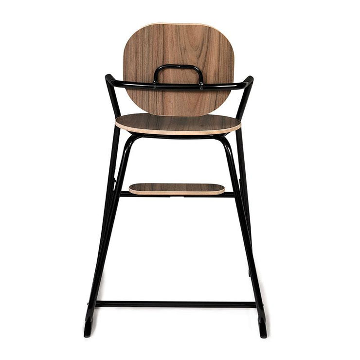 Looking for an evolutive high chair with a modern design and a nice colour? Search no more and discover this lovely high chair designed by Charlie Crane.