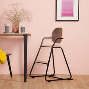 Looking for an evolutive high chair with a modern design and a nice colour? Search no more and discover this lovely high chair designed by Charlie Crane.