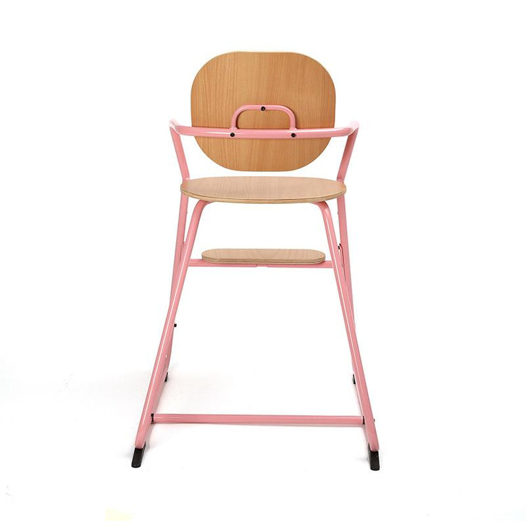 This blue and wooden high chair created by Charlie Crane will accompany your child during his / her growth! Evolutive, it goes from 6 months to 8 years old.