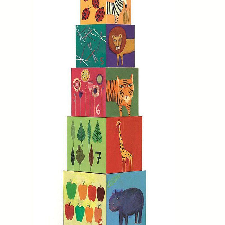 Make your child discover the animals from the farm and the jungle with these stacking cubes made by Djeco !