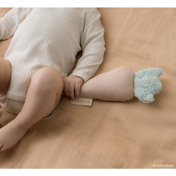 Nobodinoz - cute and fun baby rattle - pink carrot