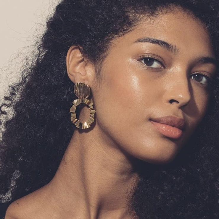 chic-alors-earrings-gala-scene
