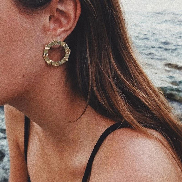 earrings-chic-alors-golden-metal-scene
