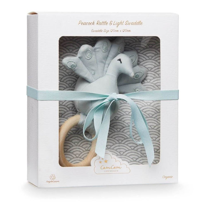 This lovely gift box with a rattle and a swaddle designed by Cam Cam Copenhagen is full of poetry. It is the perfect gift idea for a birth. We love its soothing shades, perfect for your baby.
