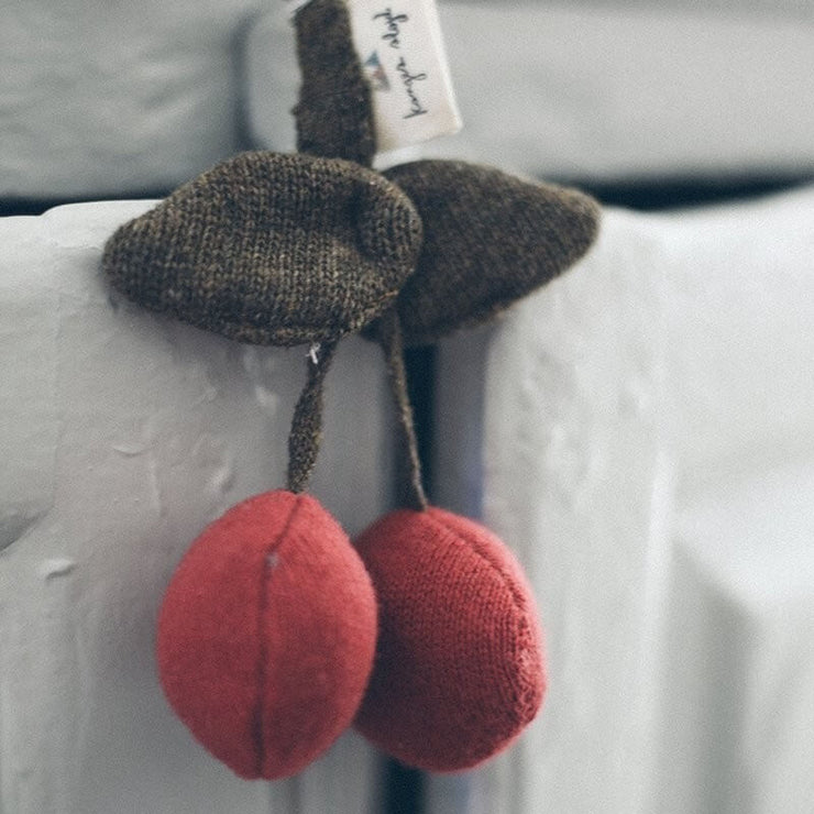 KONGES SLOJD - Cherry pram toy in wool - Scene