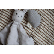 KONGES SLOJD - Rabbit soother in organic cotton - Light grey - Scene