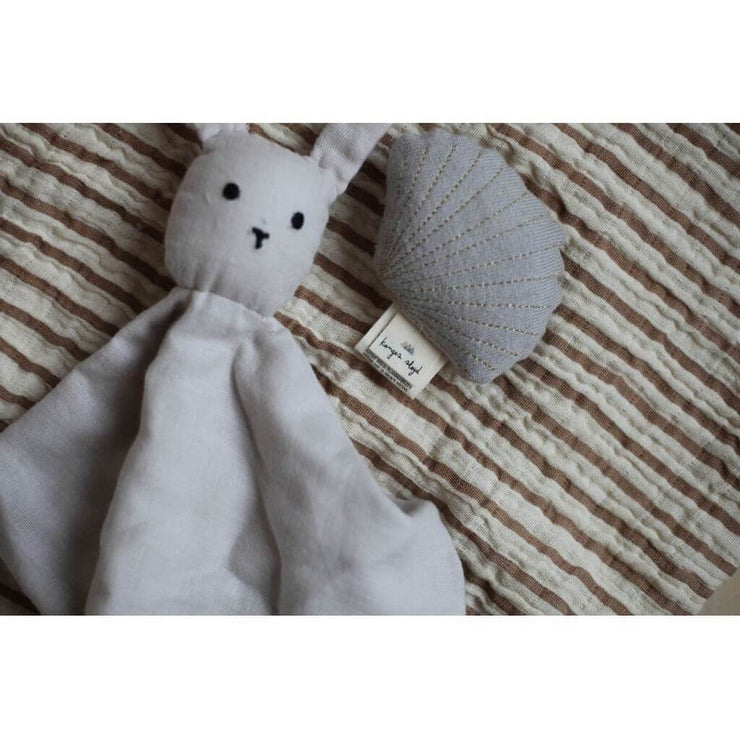 KONGES SLOJD - Rabbit soother in organic cotton - Light grey - Scene