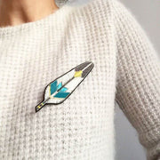 MACON & LESQUOY - Hand embroidered brooch - Colourful feather - Scene