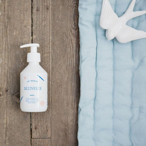 MINOIS PARIS - Baby cleansing milk - Natural skincare - Scene