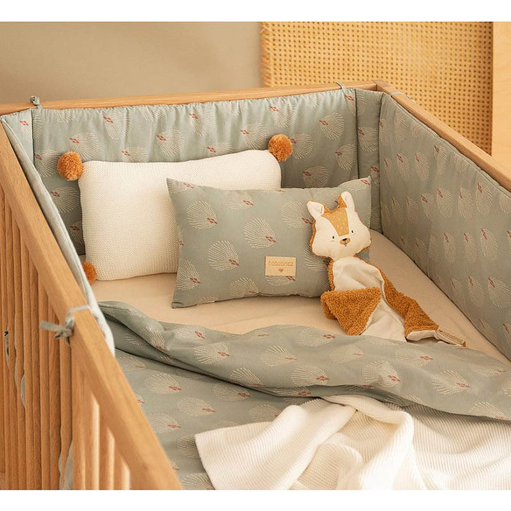 NOBODINOZ - Nest cot bumper - White Gatsby / Antique Green - Scene