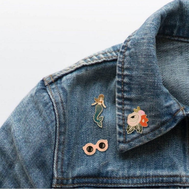 RIFLE PAPER CO - Mermaid enamel pin - Scene