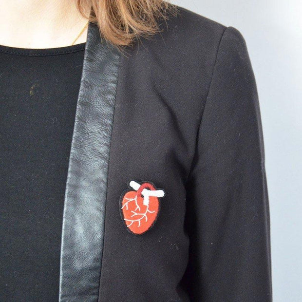 MACON & LESQUOY - Hand embroidered brooch - Sweet Heart - Scene
